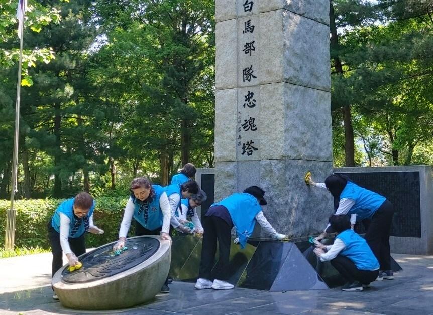 본문 이미지 - 재향군인회 본부와 서울시 강남구 재향군인회 여성회원들이 서울시 매헌시민의 숲에 있는 유격백마부대충혼탑 정화활동을 펼치고 있다.(재향군인회 제공)