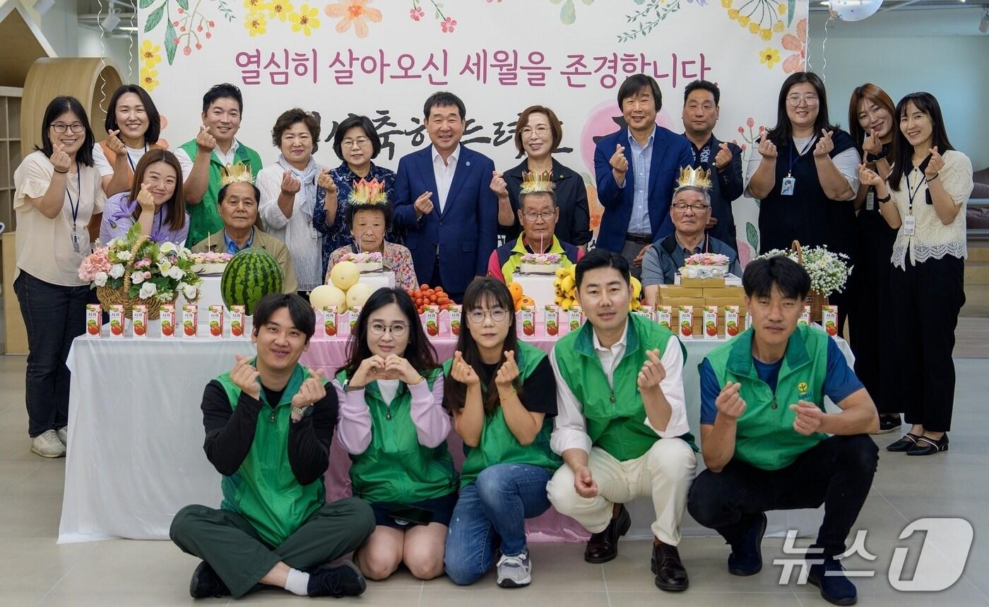 충북 증평군은 5일 34플러스센터에서 홀로 사는 노인과 무연고 어르신을 위한 생신 축하 행사 '어르신 생신 축하드려孝(효)'를 진행했다.(증평군 제공, 재판매 및 DB금지)/뉴스1