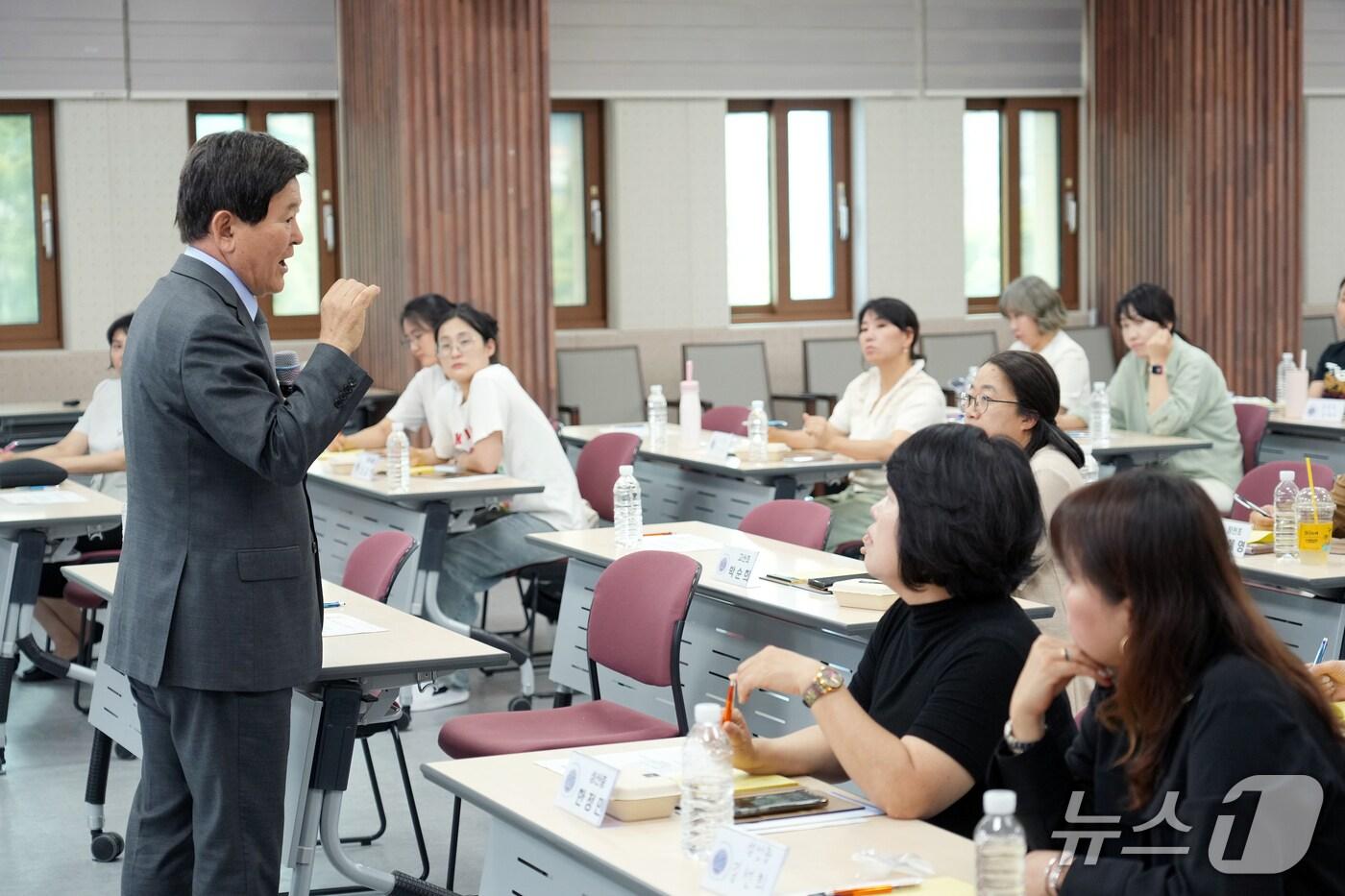 김광수 제주교육감이 지난 4일 열린 학부모회장들과의 토크쇼에서 발언하고 있다.(도교육청 제공. 재판매 및 DB 금지)