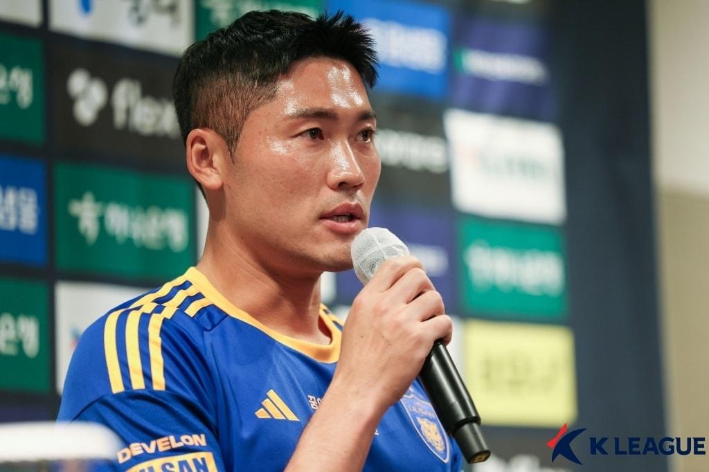 본문 이미지 - 수원 삼성으로 이적한 수비수 황석호. (한국프로축구연맹 제공)