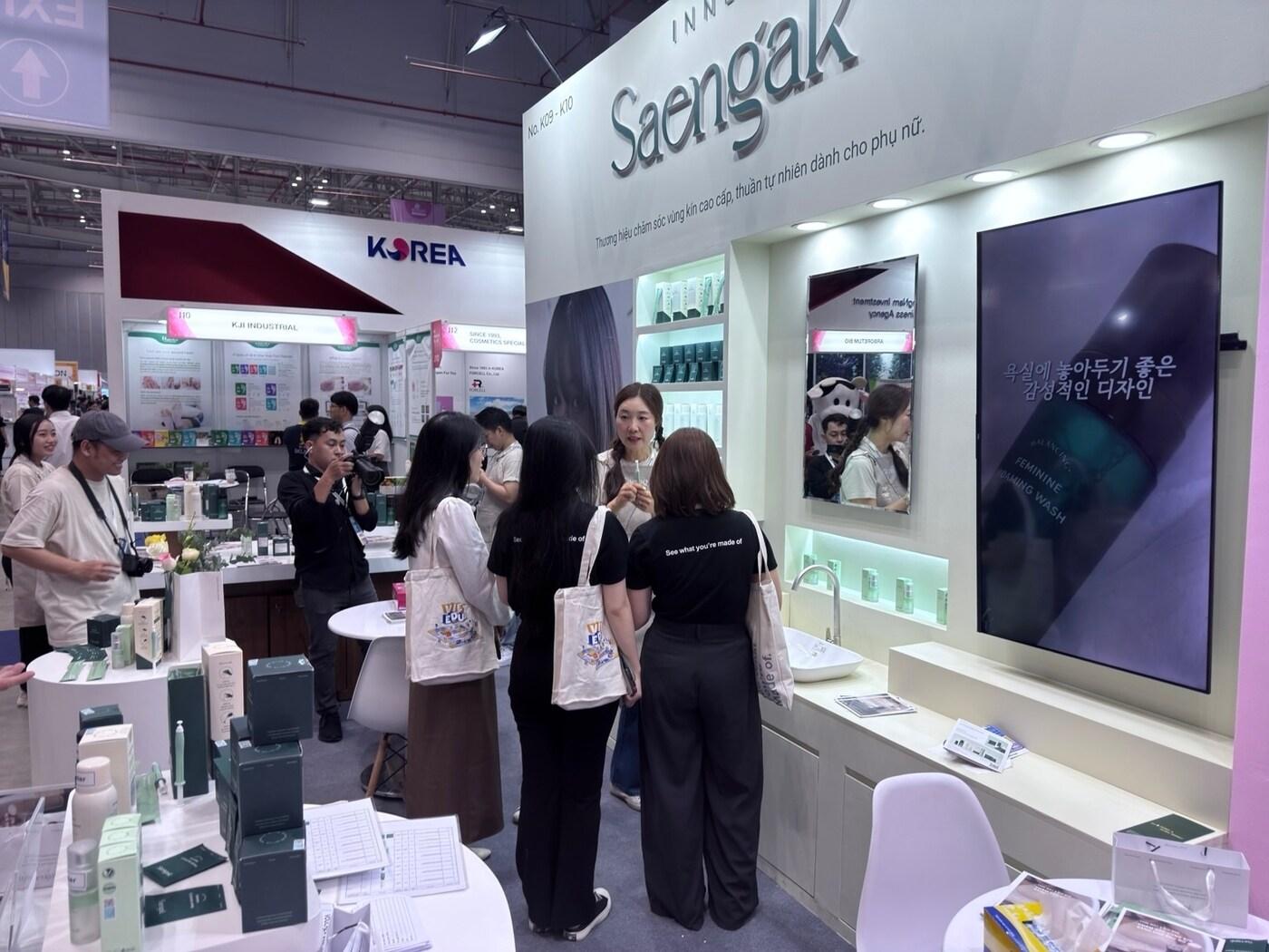 본문 이미지 -  HLB는 5일(현지시간) 베트남 호치민에서 개최된 2025 베트남 국제 프리미엄 소비재전(VIPREMIUM)에 참가해 여성 전문 케어 브랜드 이너생각을 현지 파트너사와 함께 선보이며 베트남 시장 공략에 본격 나섰다. (HLB그룹 제공)