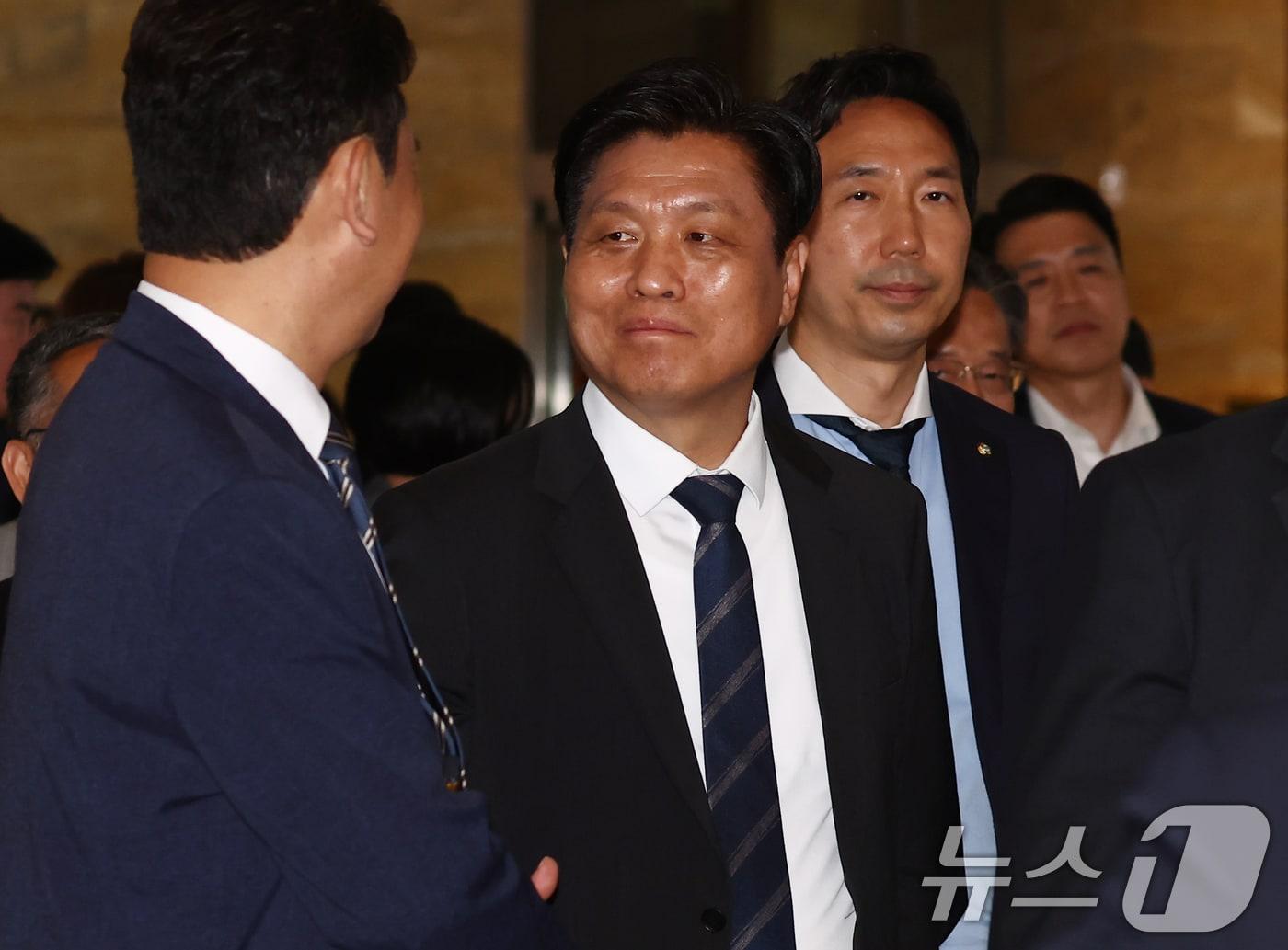 본문 이미지 - 조승래 더불어민주당 의원이 지난 5일 서울 여의도 국회에서 열린 본회의에 참석하고 있다. 2025.6.5/뉴스1 ⓒ News1 김민지 기자