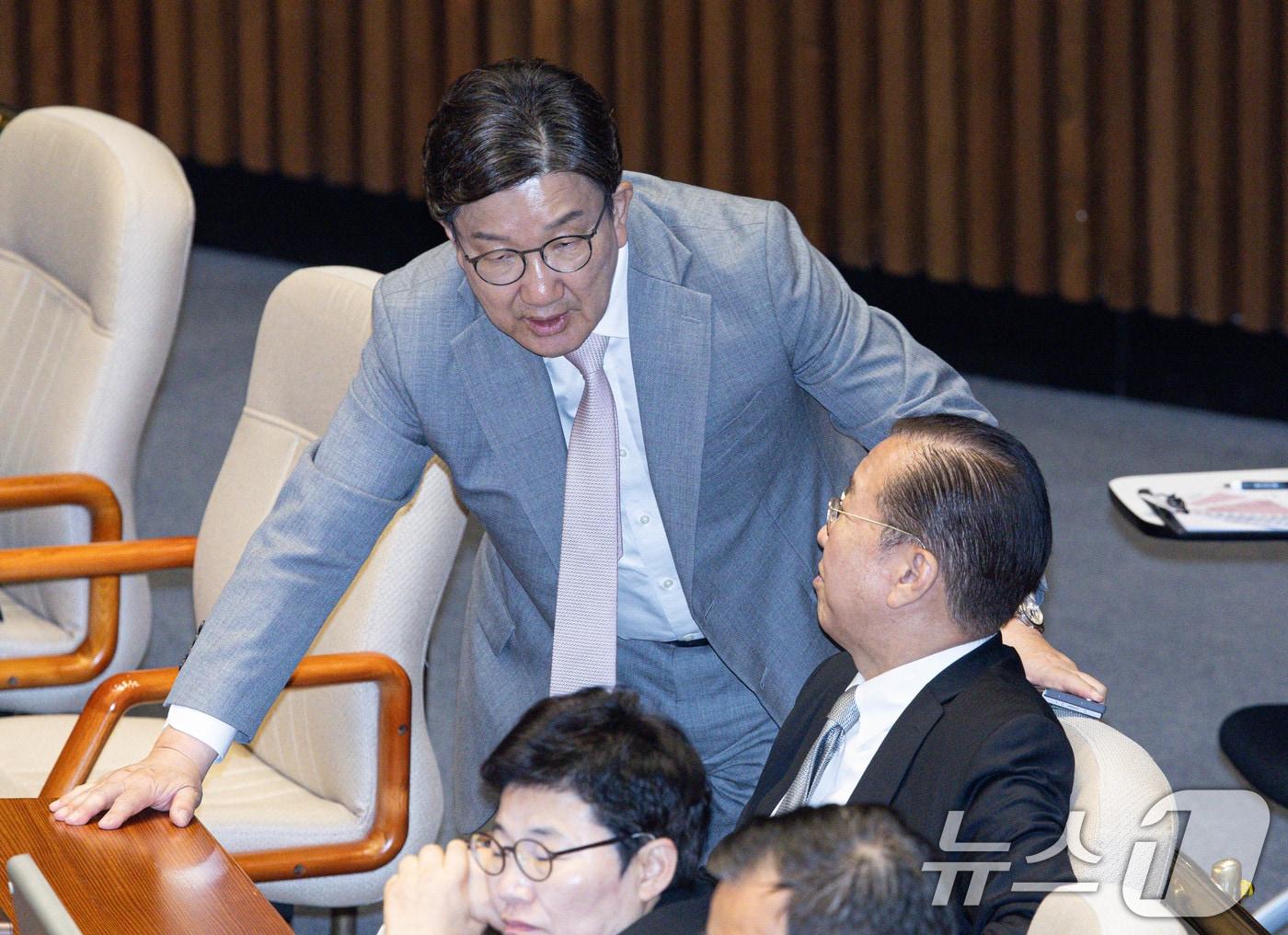 본문 이미지 - 권영세 국민의힘 전 비상대책위원장과 권성동 전 원내대표가 5일 오후 서울 여의도 국회에서 열린 본회의에서 대화를 하고 있다. 2025.6.5/뉴스1 ⓒ News1 이재명 기자