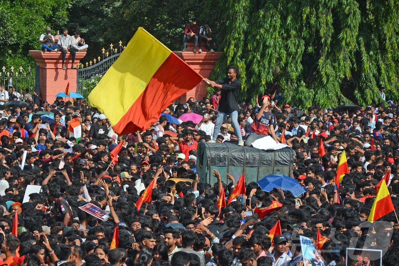 4일&#40;현지시간&#41; 인도 남부 카르나타카주에서 크리켓 프리미어리그 우승팀인 로열 챌린저스 벵갈루루를 축하하기 위해 경기장에 수십만 명이 몰리며 11명이 숨졌다. 25.06.04 ⓒ AFP=뉴스1 ⓒ News1 김예슬 기자