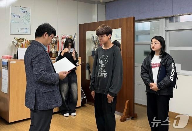 본문 이미지 -  장학금 전달식 (요진건설산업 제공)