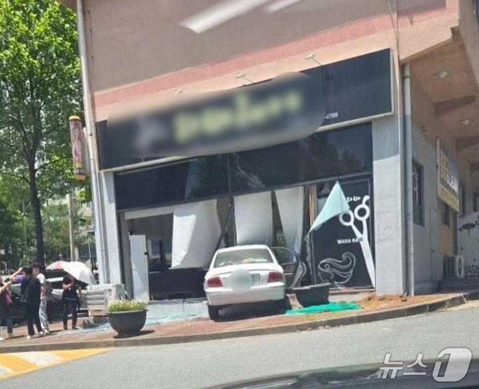 본문 이미지 - 5일 낮 12시 10분쯤 광주 북구 용봉동의 한 아파트 상가에 승용차가 돌진해 있는 모습,(광주 북구 제공. 재판매 및 DB 금지)