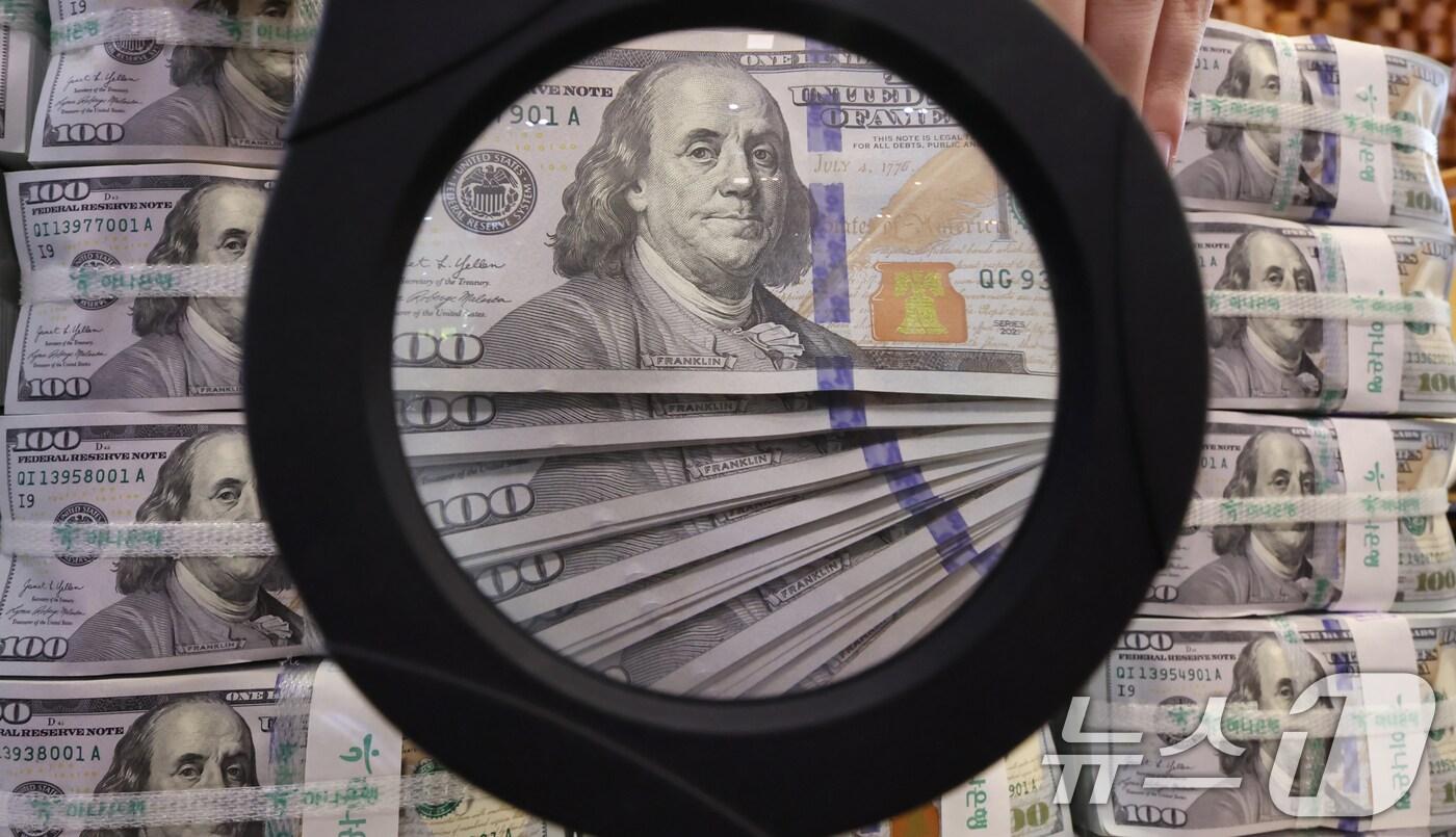 5일 서울 중구 하나은행 위변조대응센터 직원이 달러화를 정리하고 있다.  2025.6.5/뉴스1 ⓒ News1 장수영 기자