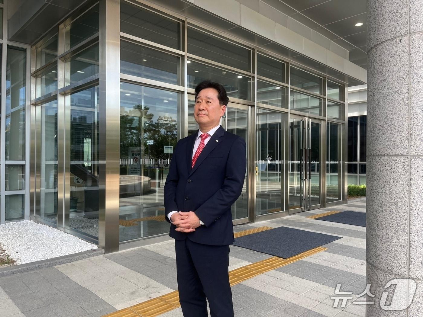 본문 이미지 - 5일 오후 부산지법 서부지원 앞에서 김형찬 강서구청장이 선고에 대한 의견을 밝히고 있다.2025.6.5/뉴스1 ⓒ News1 장광일 기자