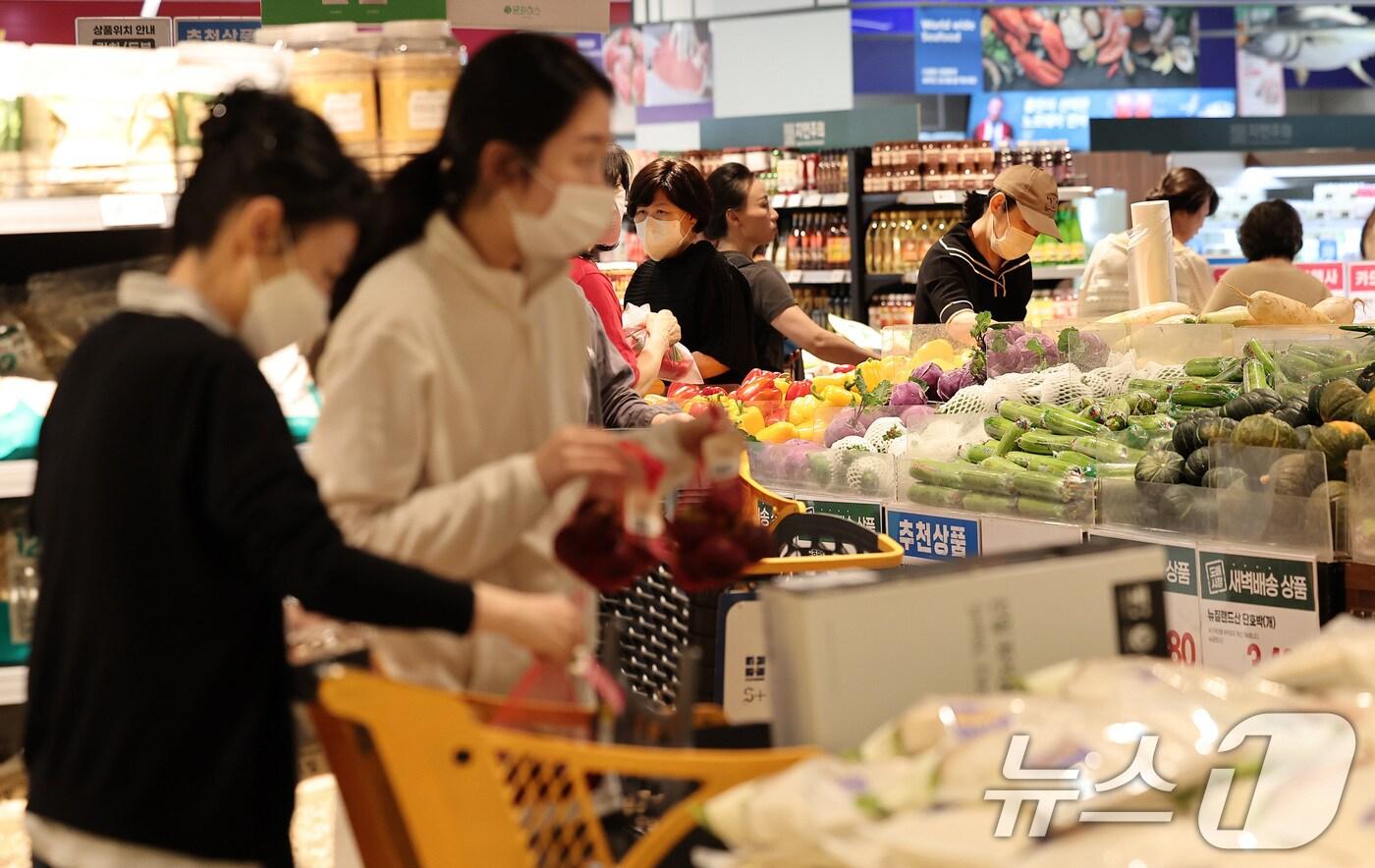 5일 오후 서울 시내 한 대형마트에서 시민들이 장을 보고 있다.  2025.6.5/뉴스1 ⓒ News1 김성진 기자