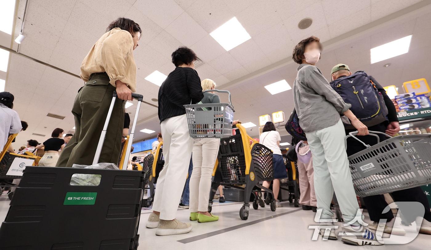 서울 시내 한 대형마트에서 시민들이 장을 보고 있다. ⓒ News1 김성진 기자