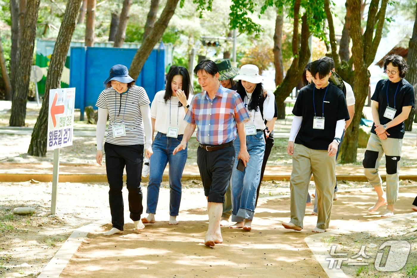 최문순 화천군수와 7급 이하 공직자들이 5일 화천읍 붕어섬 황톳길에서 열린 간담회에서 맨발로 함께 걸으며 대화하고 있다.(화천군 제공, 재판매 및 DB금지)