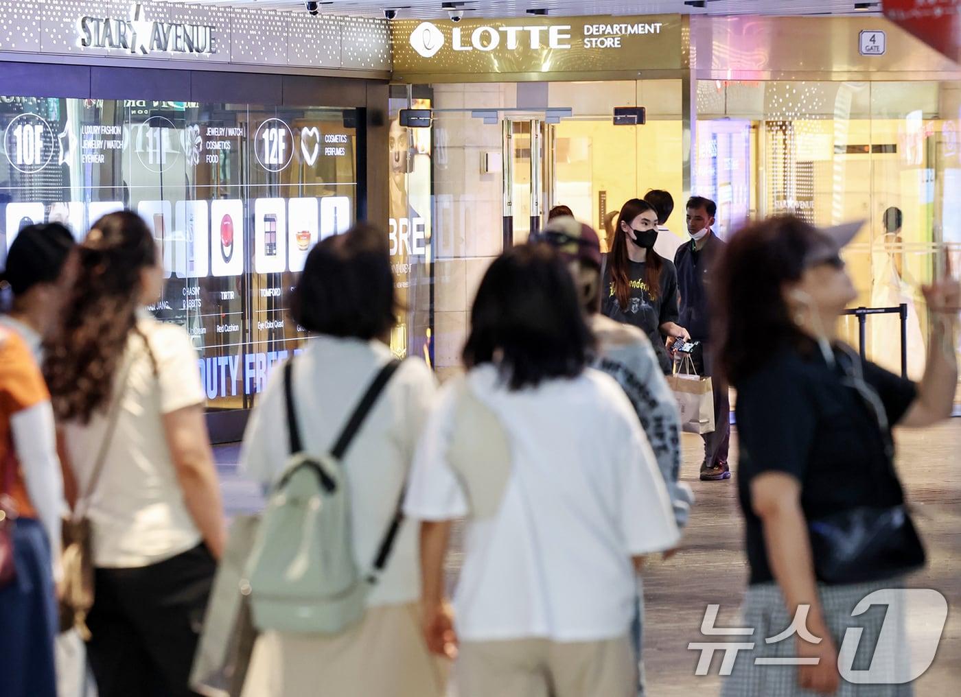 본문 이미지 - 서울 시내 한 면세점으로 외국인 관광객들이 향하고 있다. 2025.6.5/뉴스1 ⓒ News1 민경석 기자