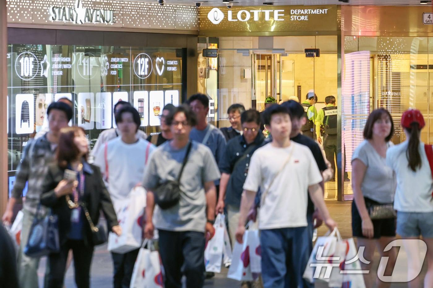  서울 시내 한 면세점에서 외국인 관광객들이 쇼핑을 마친 뒤 걸음을 옮기고 있다. 2025.6.5/뉴스1 ⓒ News1 민경석 기자