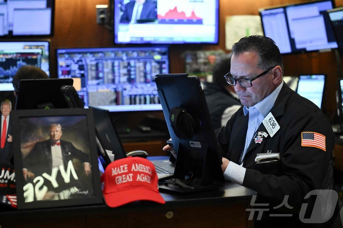 미국 뉴욕증권거래소&#40;NYSE&#41; 트레이더들이 업무를 보고 있다. ⓒ AFP=뉴스1