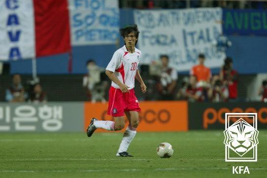 본문 이미지 - '영원한 리베로' 홍명보는 1990 이탈리아 대회를 시작으로 2002 한일 월드컵까지, 선수로 4회 연속 월드컵 무대를 밟았다. (대한축구협회 제공)