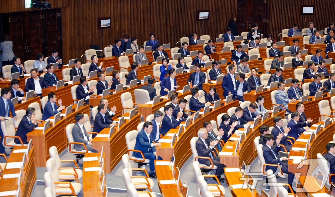 5일 오후 서울 여의도 국회 본회의에서 국민의힘 퇴장 속에 검사징계법 일부개정법률안과 채해병, 내란, 김건희 특검법이 통과된 뒤 더불어민주당 의원들이 손뼉치고 있다. 2025.6.5/뉴스1 ⓒ News1 안은나 기자