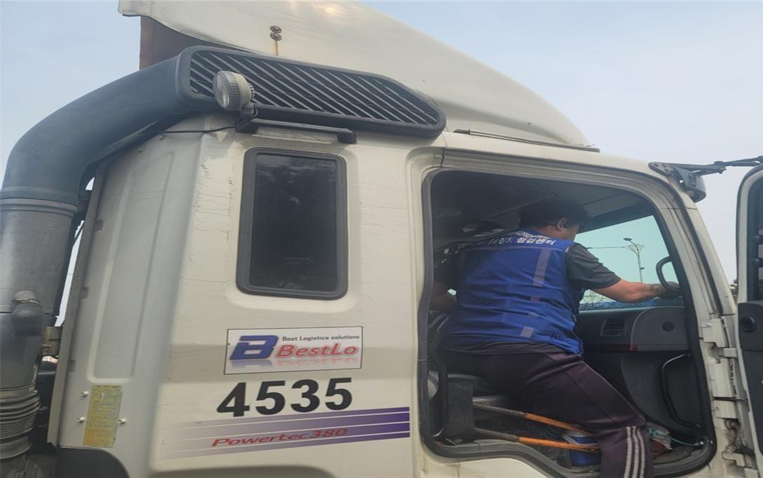 본문 이미지 - 한국교통안전공단 화물차 무상점검 모습.&#40;한국교통안전공단 제공&#41;