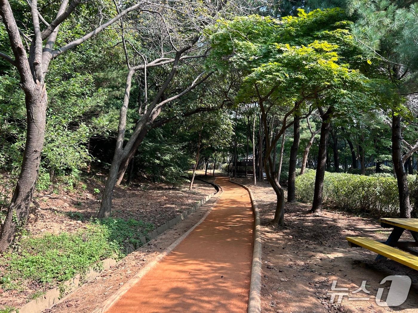 본문 이미지 - 맨발걷기 산책로.(광명시 제공)