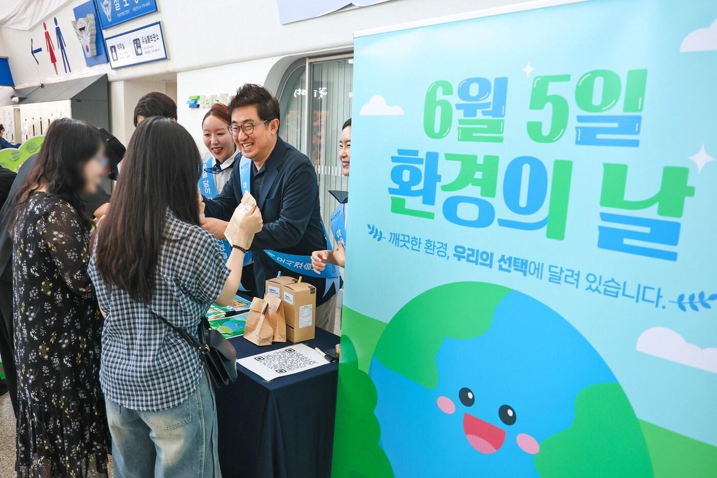 코레일관광개발이 5일 환경의날 맞이 서울역 캠페인을 진행하고 있다.(코레일관광개발 제공)