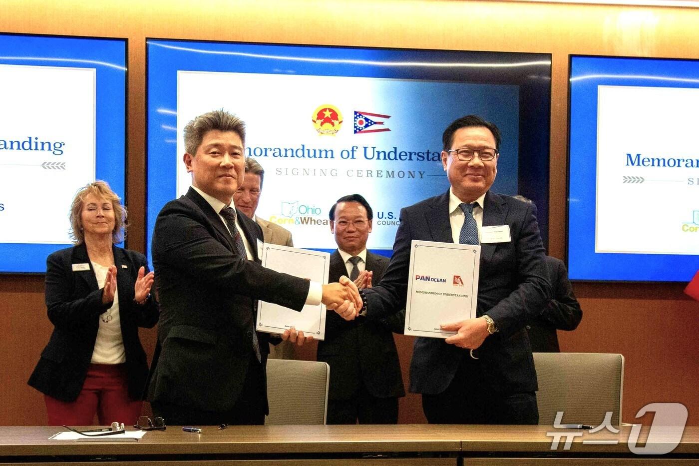 팬오션은 4일(현지시간) 미국 오하이오주 컬럼버스에서 베트남 대표 사료용 곡물 수입 업체인 카이안과 '미국산 곡물 공급을 위한 업무협약'(MOU)을 체결했다.(팬오션 제공) 