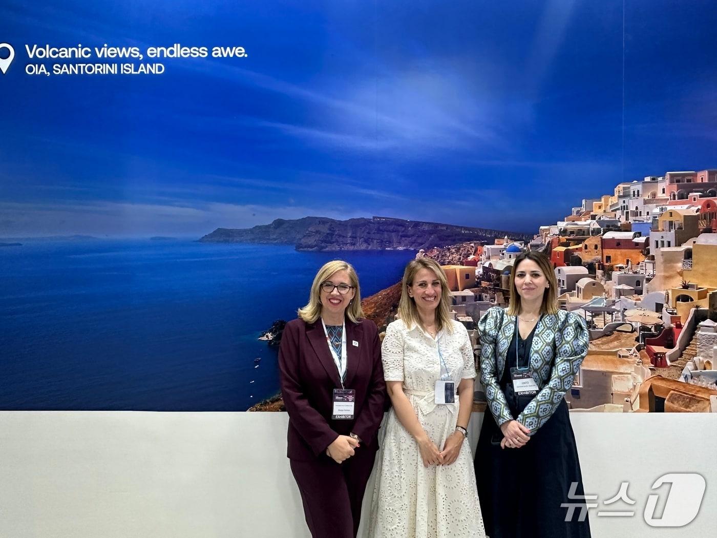 본문 이미지 - 조지아 노미쿠 산토리니 시의회 의장이자 관광위원회 위원장(왼쪽), 폴리티미 브라하티 그리스 정부관광청 차장 ⓒ News1 윤슬빈 기자