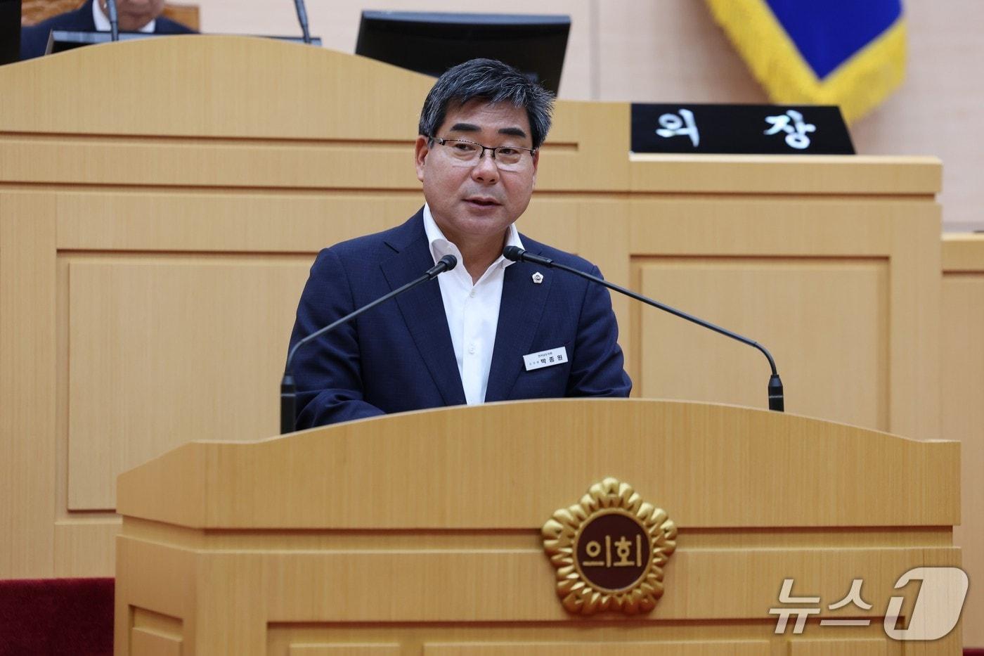  박종원 의원이 농어촌 지역의 심야약국 부족 문제를 지적하며, 공공심야약국 확대를 촉구하고 있다. (전남도의회 제공,재판매 및 DB금지)    