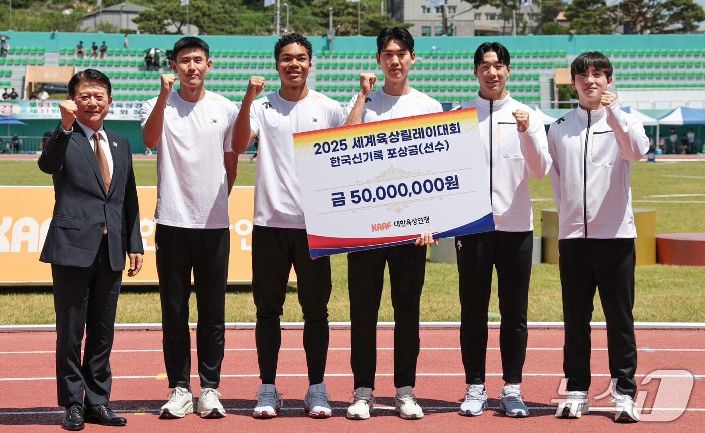 남자 육상 400m 계주 대표팀이 한국신기록 수립에 대한 포상금을 받았다. &#40;대한육상연맹 제공&#41;