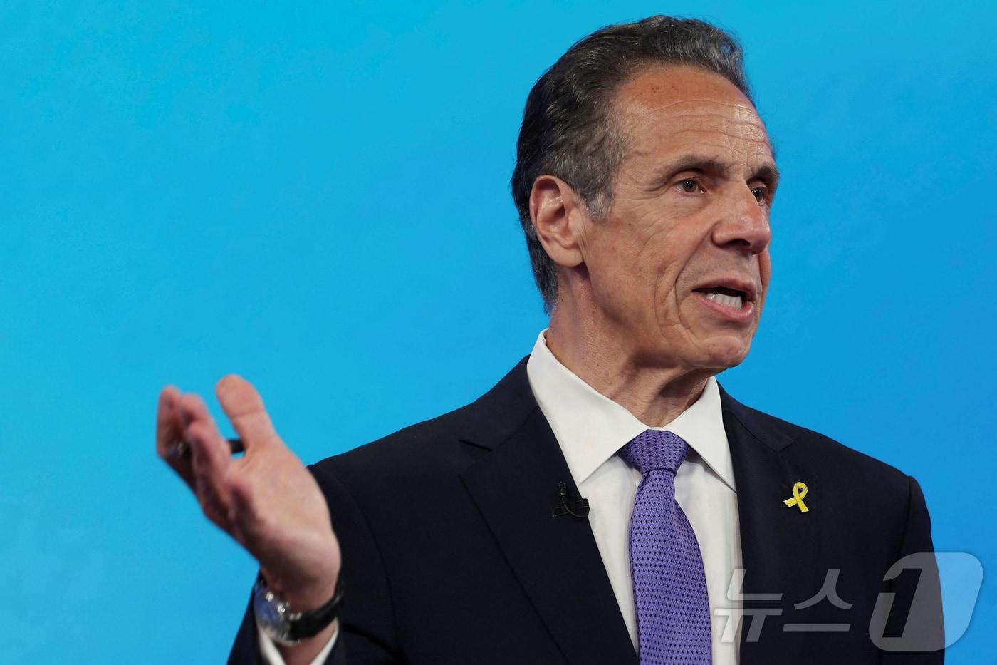 지난 2011년 성추행 의혹으로 불명예 퇴진했던 앤드류 쿠오모 전 뉴욕 주지사가 4일&#40;현지시간&#41; 뉴욕에서 열린 민주당 시장&#40;mayor&#41; 예비선거 토론회에서 연설하고 있다. 2025.6.4 ⓒ 로이터=뉴스1 ⓒ News1 신기림 기자