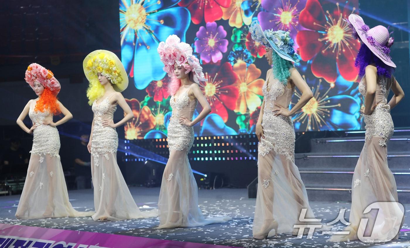 5일 대전 중구 충무체육관에서 열린 제17회 대전시장배 미용예술경연대회에서 K-뷰티 헤어쇼가 펼쳐지고 있다. 2025.6.5/뉴스1 ⓒ News1 김기태 기자