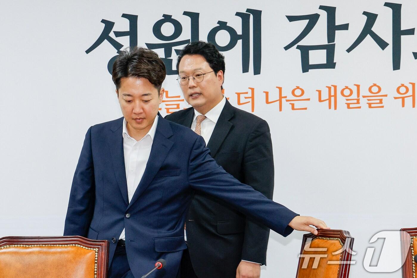 제21대 대통령 선거 후보를 지낸 이준석 개혁신당 의원(왼쪽)과 천하람 대표 권한대행 겸 원내대표가 5일 오후 서울 여의도 국회에서 열린 선거대책본부 해단식에 입장하고 있다. 2025.6.5/뉴스1 ⓒ News1 안은나 기자