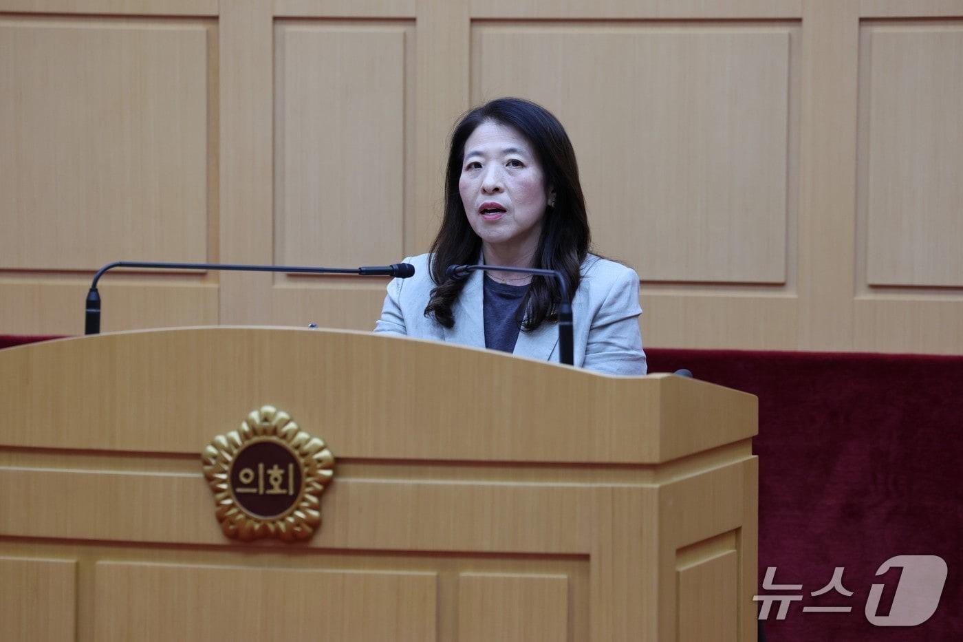 김미경 의원이  '미등록 이주아동 장기체류 법률 제정 촉구 건의안'에 대한 제안설명을 하고 있다.(전남도의회 제공, 재판매 및 DB금지)