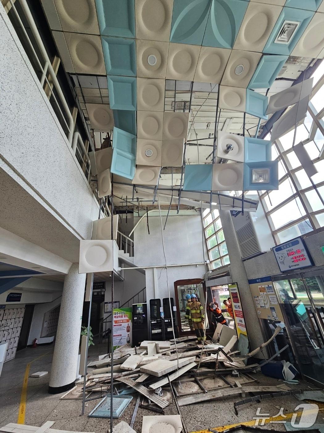 본문 이미지 - 청주실내수영장 사고현장(청주서부소방서 제공. 재판매 및 DB금지)/뉴스주