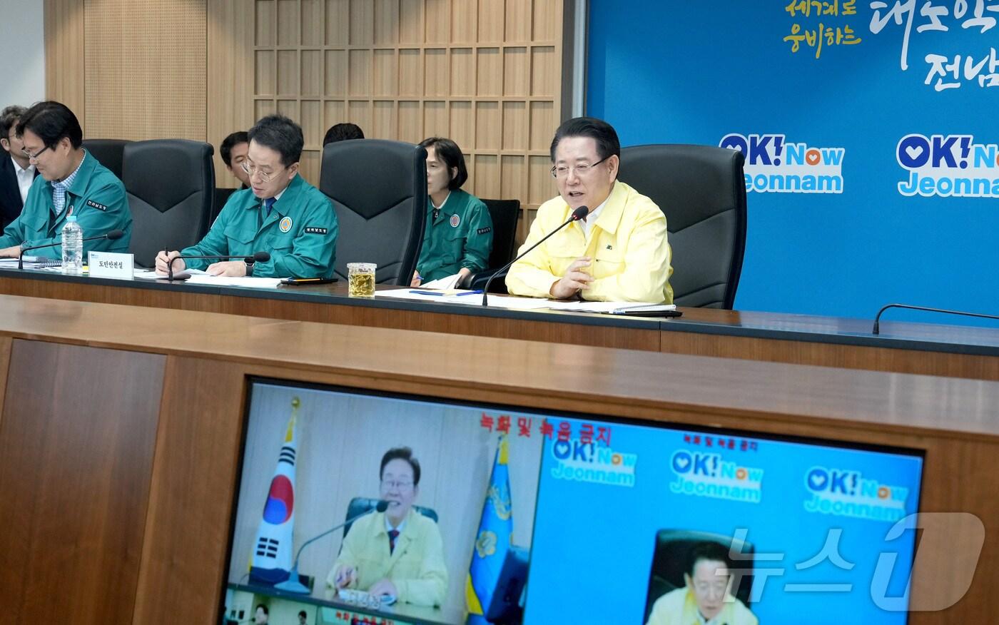 김영록 전라남도지사가 5일 오후 전남도청 동부지역본부 나철실에서 중앙정부 ‘안전치안 점검 화상회의’에 참석, 이재명 대통령에게 전남지역 현안에 대해 건의하고 있다.(전남도 제공. 재판매 및 DB금지) 2025.6.5/뉴스1 