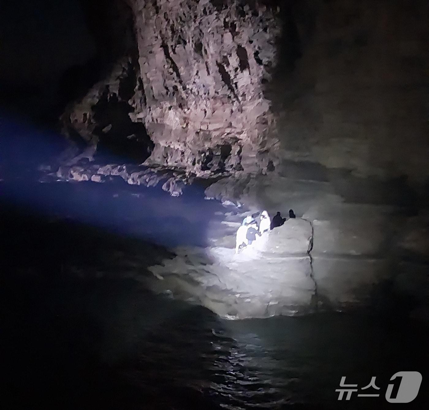 본문 이미지 - 지난 4일 오후 8시 49분께 전북 부안군 변산면 채석강 일대에서 고립됐던 관광객 6명이 해경에 구조됐다.&#40;부안해양경찰서 제공. 재판매 및 DB금지&#41; 