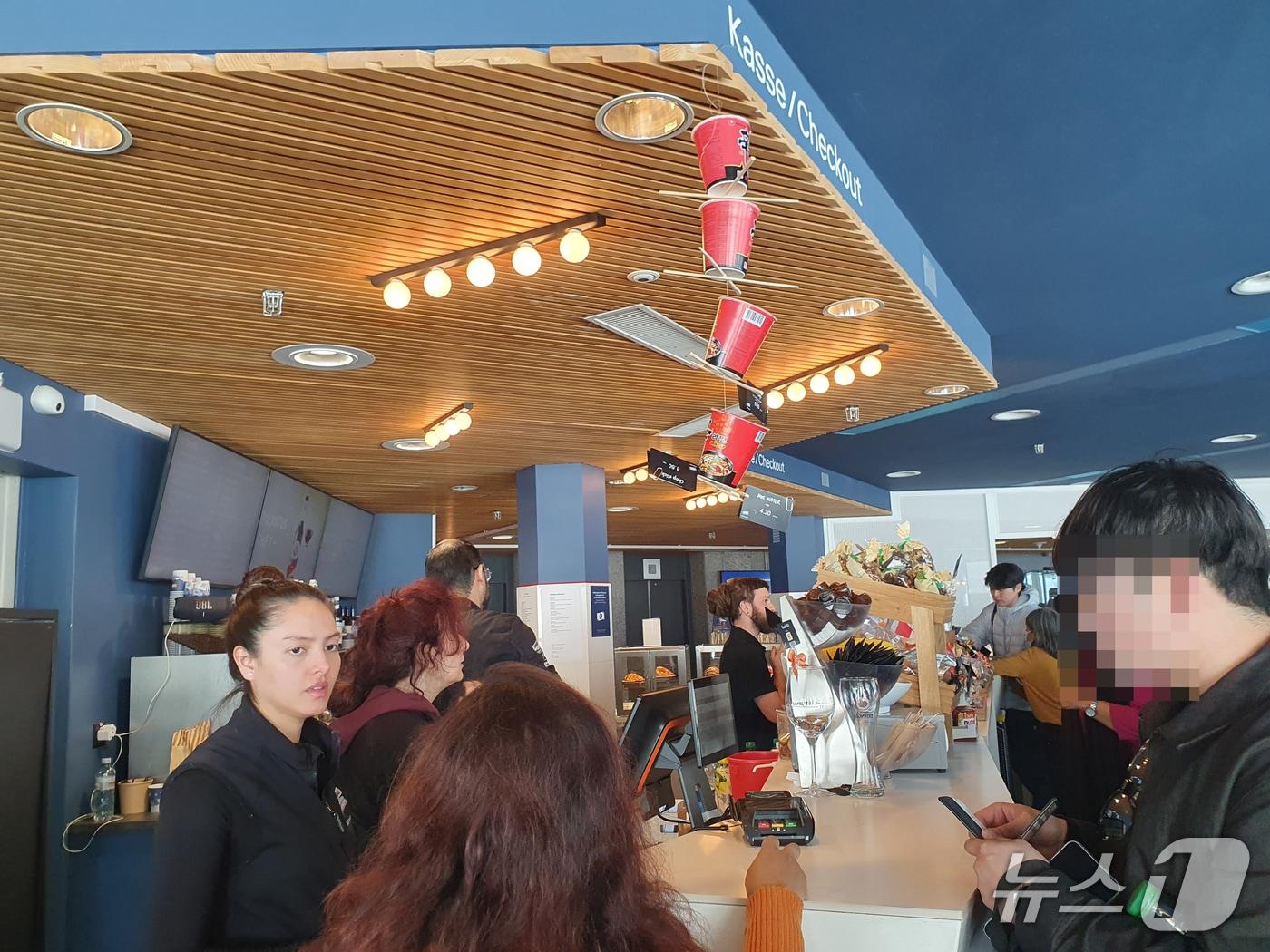 본문 이미지 - 스위스 융프라우(Jungfrau) 라운지(PIKANYUS LOUNGE)에서 관광객들이 신라면을 구매하고 있다. 2025.5.30/뉴스1 ⓒ News1 김명신 기자