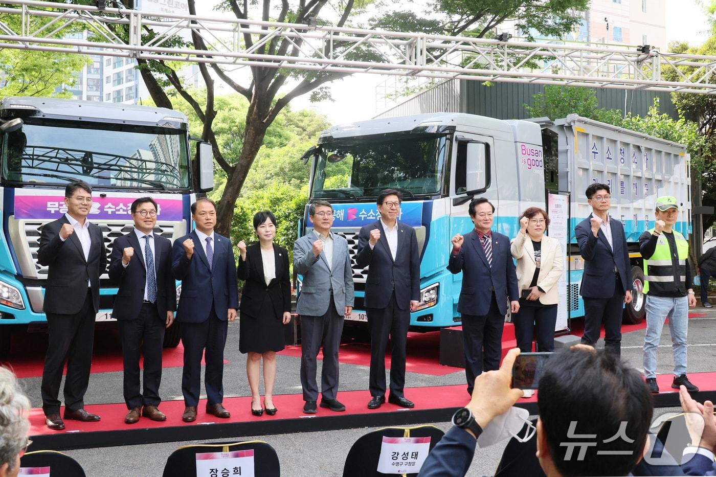   현대차는 5일 부산시청 야외주차장에서 &#39;부산광역시 수소청소차 도입 시민공개행사&#39;에서 향후 부산시에 공급할 수소청소차 2종을 공개했다. 사진 왼쪽부터 현대차 부산지역본부장 홍정호 상무, 현대차 에너지&수소정책담당 신승규 전무, &#40;왼쪽에서 여섯번째&#41; 박형준 부산시장 등 주요 관계자들이 기념사진을 촬영하는 모습.&#40;현대차 제공&#41;