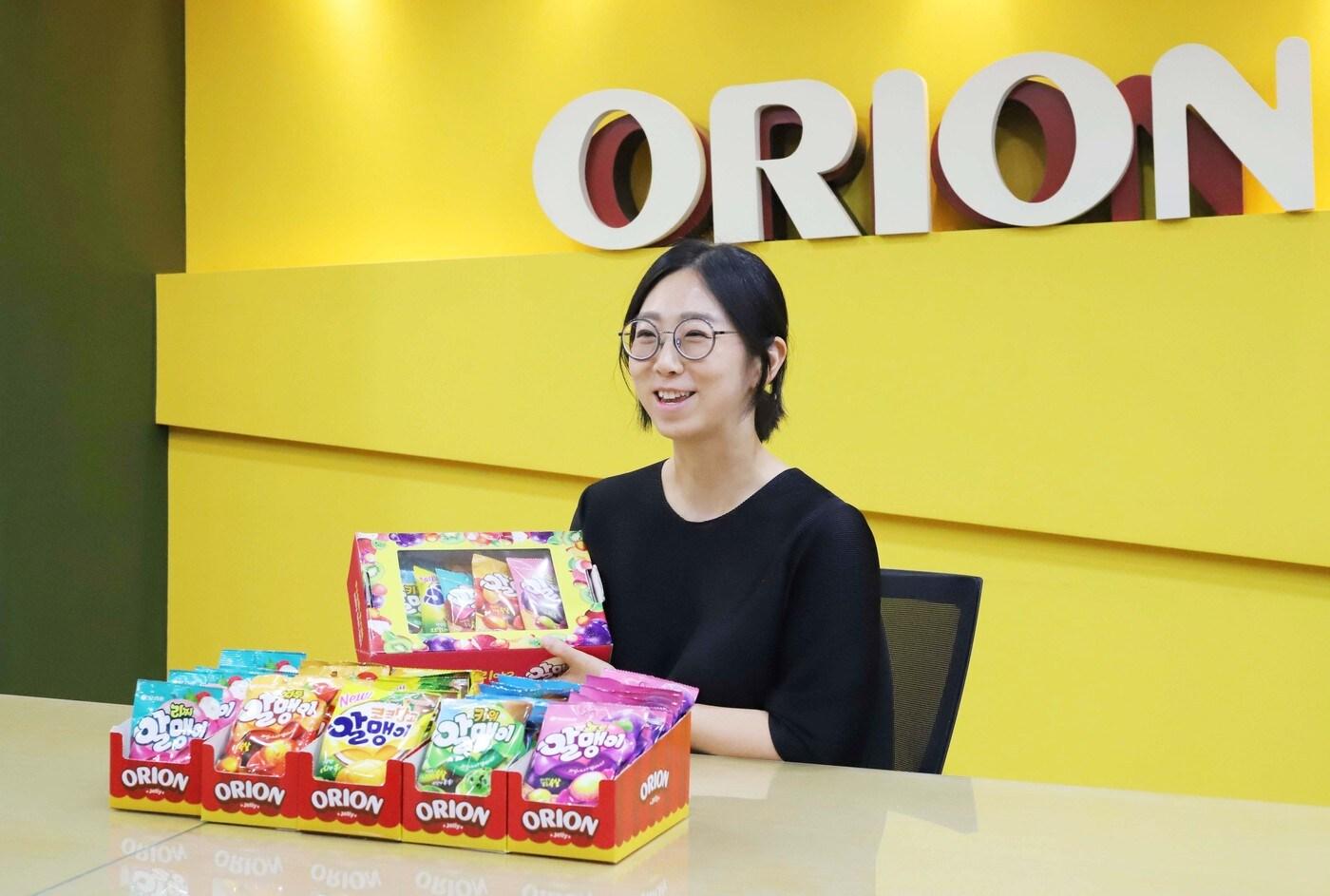 김민지 오리온 마케팅팀 차장이 '알맹이' 젤리를 들고 있다.(오리온 제공)