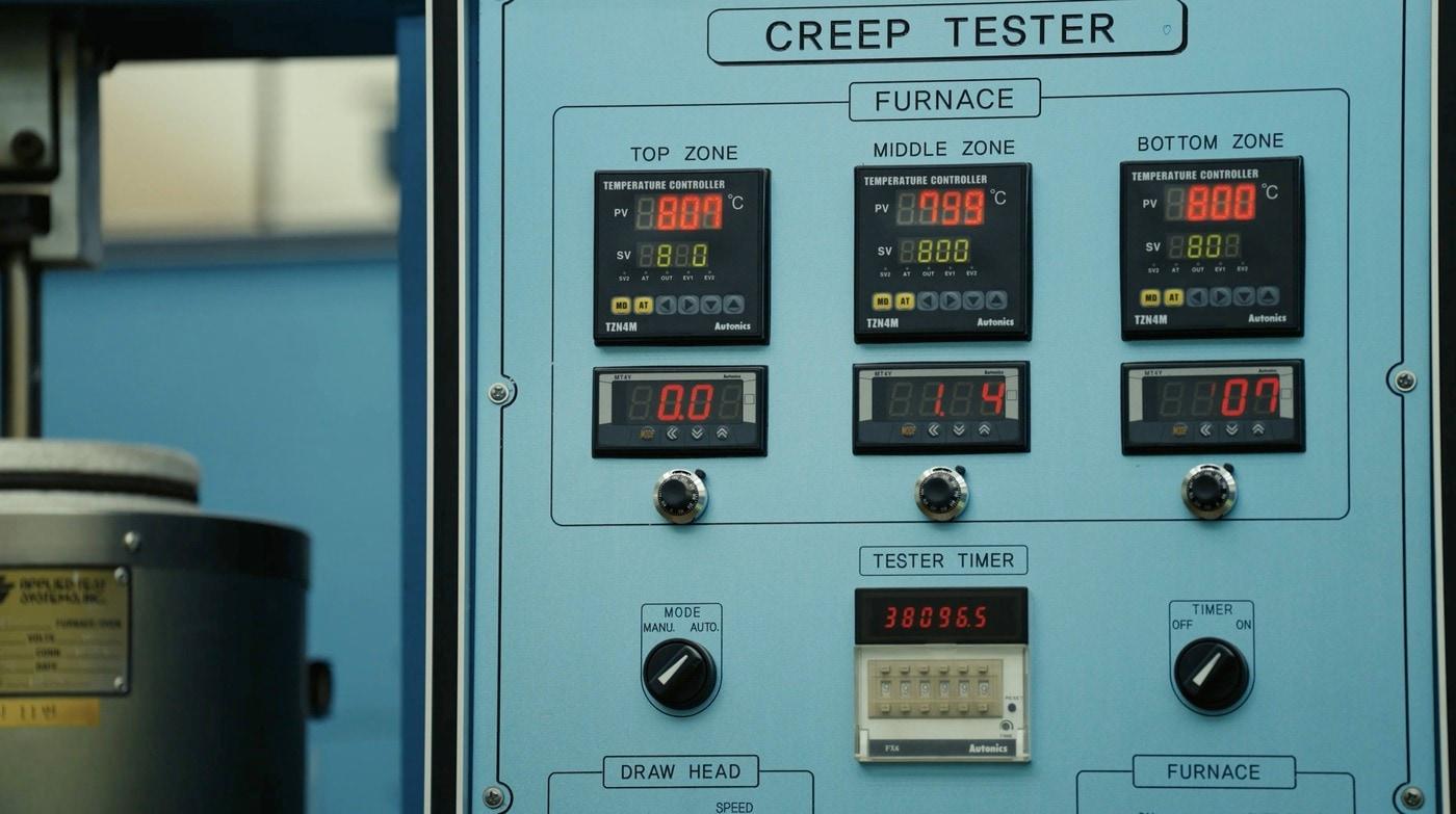 3만8096시간 동안 물성시험 중인 크리프 시험기의 모습(두산에너빌리티 제공)