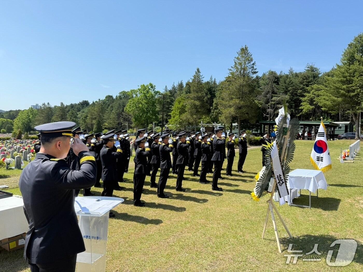 본문 이미지 - 경기도소방재난본부가 '제70회 현충일'을 하루 앞둔 5일 국립대전현충원을 찾아 순직 소방인 묘역을 참배하고 있다. (경기도소방재난본부 제공. 재판매 및 DB 금지) 2025.6.5/뉴스1