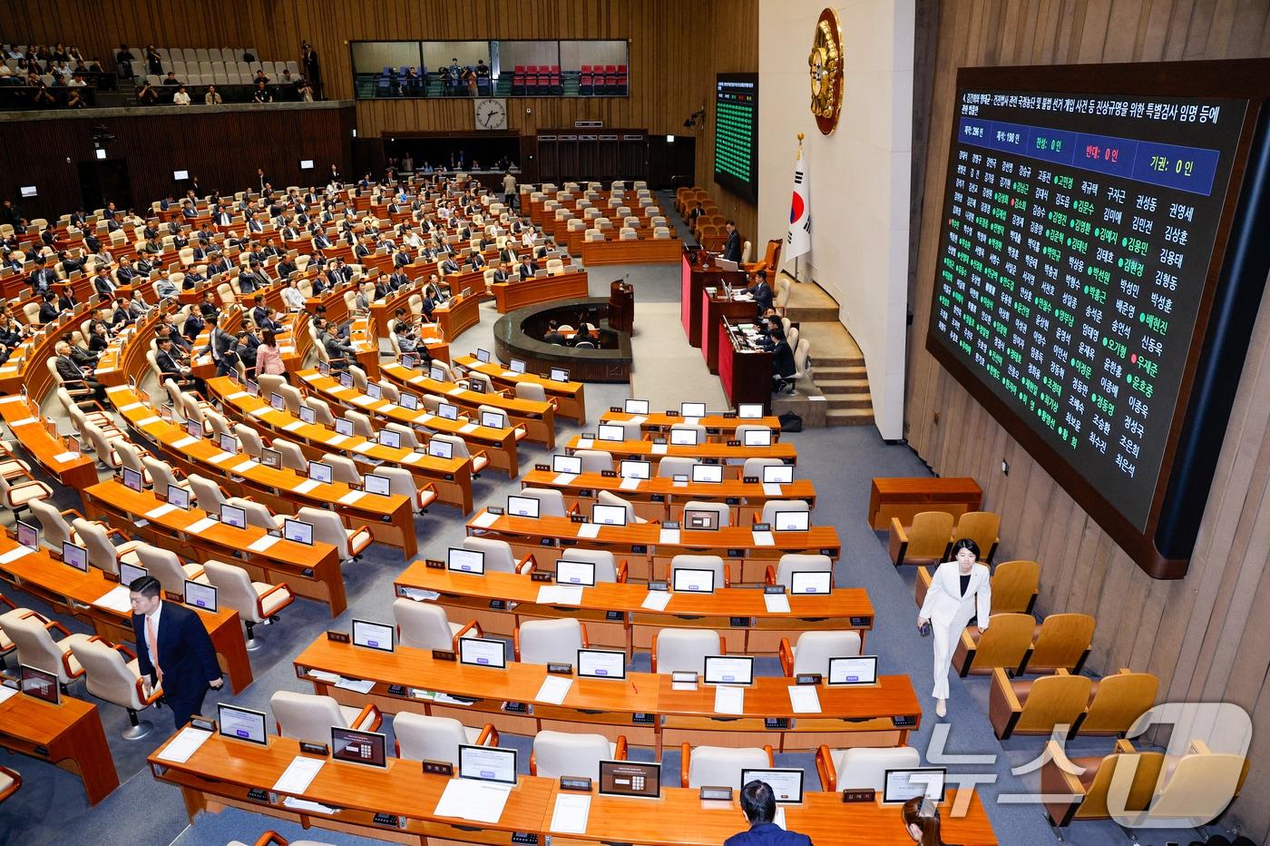 김재섭, 한지아, 안철수, 김예지 국민의힘 의원이 5일 오후 서울 여의도 국회 본회의에서 김건희 여사 특검법&#40;김건희와 명태균·건진법사 관련 국정농단 및 불법 선거 개입 사건 등 진상규명을 위한 특별검사 임명 등에 관한 법률안&#41; 찬성 표결을 한 뒤 퇴장하고 있다. 이 법안은 재적 296인, 재석 198인, 찬성 194인, 반대 3인, 기권 1인으로 통과됐다. 2025.6.5/뉴스1 ⓒ News1 안은나 기자