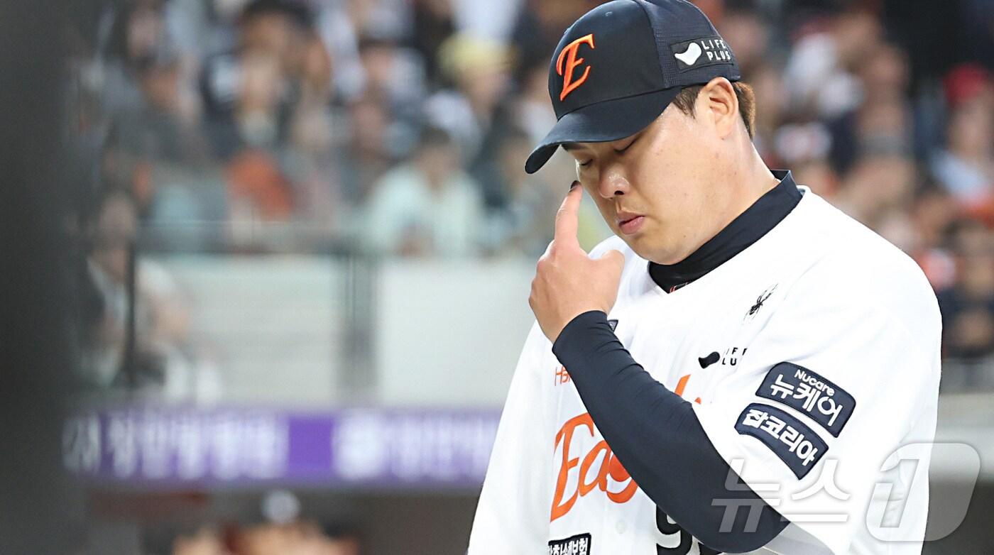 5일 대전 한화생명볼파크에서 열린 '2025 신한 SOL 뱅크 KBO리그' 프로야구 한화이글스 대 kt위즈 경기에서 4회초 2사 만루에서 한화 류현진이 마운드를 내려오고 있다 2025.6.5/뉴스1 ⓒ News1 김기남 기자