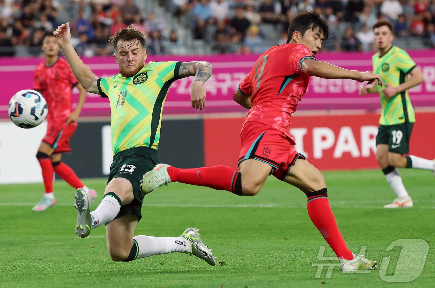 5일 오후 경기도 용인미르스타디움에서 열린 하나은행 초청 U-22 축구국가대표팀 친선경기 대한민국과 호주의 경기에서 대한민국 정재상이 감각적인 힐슛을 날리고 있다. 2025.6.5/뉴스1 ⓒ News1 박정호 기자