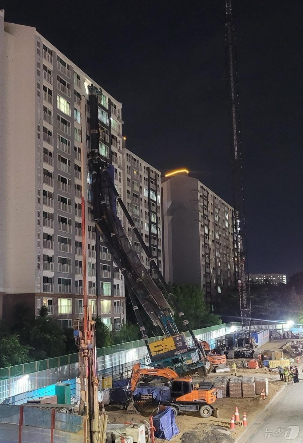 본문 이미지 - 5일 오후 10시 13분께 경기 용인시 기흥구 서천동 인덕원~동탄 복선전철 공사 현장에서 대형 중장비인 천공기(지반을 뚫는 건설기계)가 15층 높이 아파트를 덮쳤다. 이 사고로 인명 피해는 발생하지 않았으나 주민 80여명이 대피했다. (독자 제공. 재판매 및 DB 금지) 2025.6.5/뉴스1
