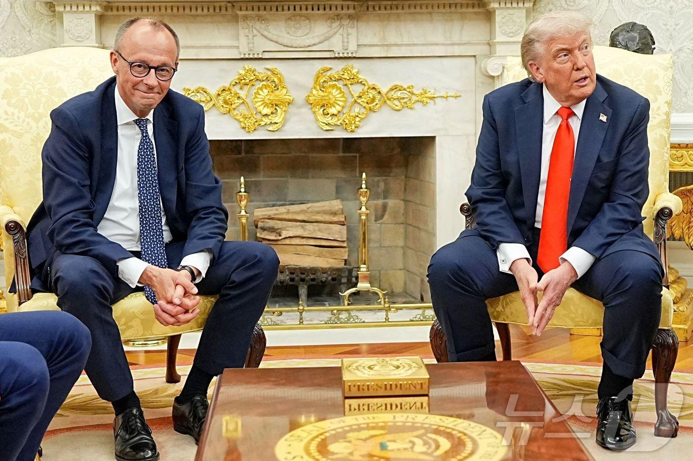 도널드 트럼프 미국 대통령(오른쪽)이 5일 백악관 집무실에서 프리드리히 메르츠 독일 총리와 만나고 있다. 2025.06.05. ⓒ AFP=뉴스1