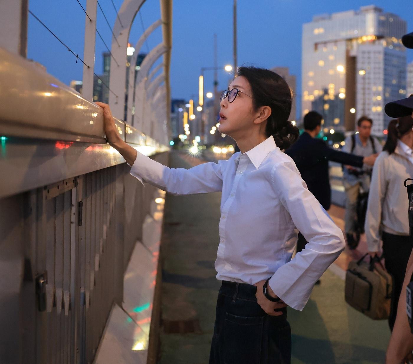 본문 이미지 - 김건희 여사가 '세계 자살 예방의 날'을 맞아 서울 마포대교에서 난간의 와이어를 살펴보고 있다. (대통령실 제공) 2024.9.10/뉴스1