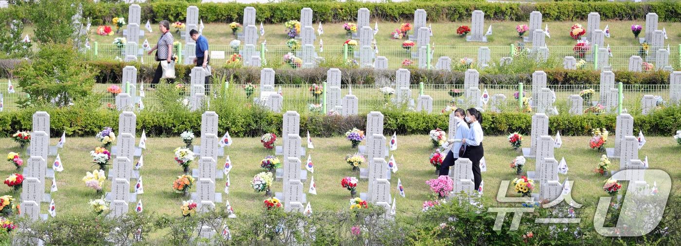 현충일인 지난 6일 전북 임실군 국립임실호국원을 찾은 추모객들이 참배를 하기 위해 발걸음을 옮기고 있다. 2025.6.6/뉴스1 ⓒ News1 유경석 기자
