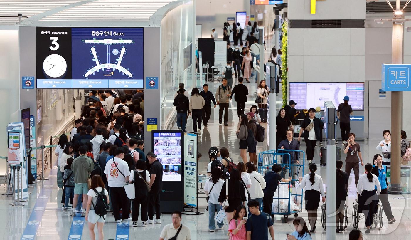 인천국제공항 제1터미널 출국장이 관광객들로 붐비고 있다.2025.6.6/뉴스1 ⓒ News1 김진환 기자