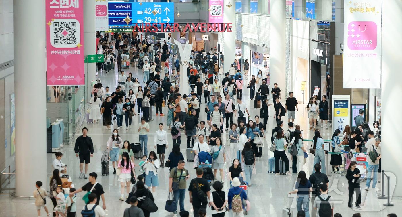 인천국제공항 제1터미널 면세점이 관광객들로 붐비고 있다.2025.6.6/뉴스1 ⓒ News1 김진환 기자