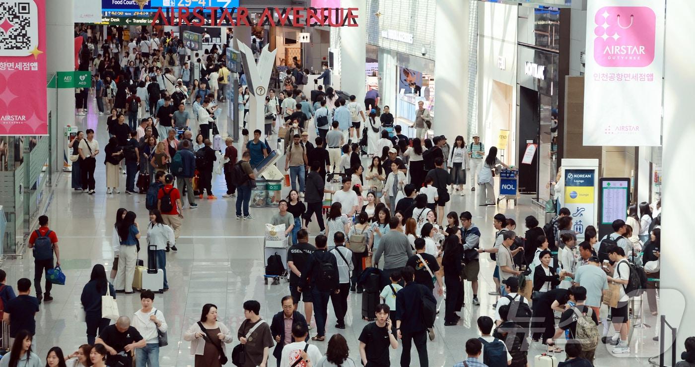 현충일 연휴가 시작된 6월6일 오전 인천국제공항 제1터미널 면세점이 관광객들로 붐비고 있다.2025.6.6/뉴스1 ⓒ News1 김진환 기자