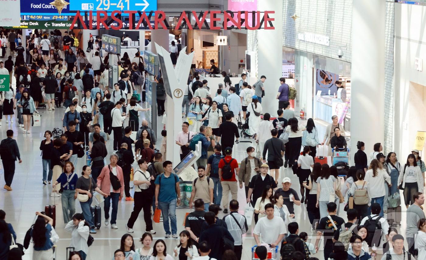 인천국제공항 제1터미널 면세점이 관광객들로 붐비고 있다.2025.6.6/뉴스1 ⓒ News1 김진환 기자